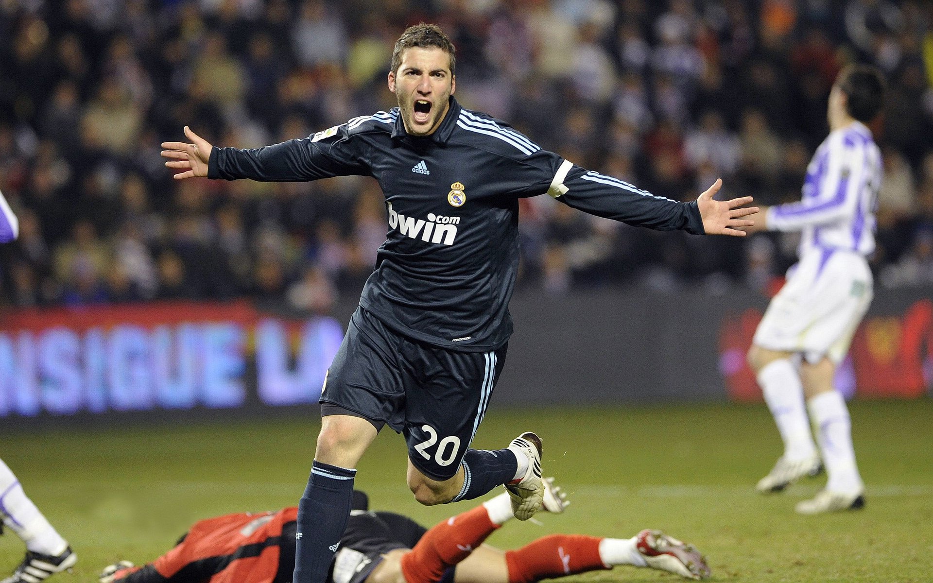 双线征服，恩佐赛道称王之夜，西班牙铁骑碾碎拉齐奥